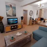 بيت للعطل Blue Pastel-cliffside Villa, Shared Pool, Wild Sandy Nearby *