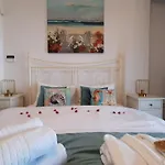 بيت للعطل Blue Pastel-cliffside Villa, Shared Pool, Wild Sandy Nearby نيا بوتيدايا