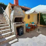 Blue Pastel-cliffside Villa, Shared Pool, Wild Sandy Nearby بيت للعطل *
