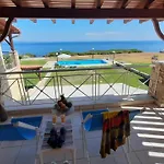 بيت للعطل Blue Pastel-cliffside Villa, Shared Pool, Wild Sandy Nearby