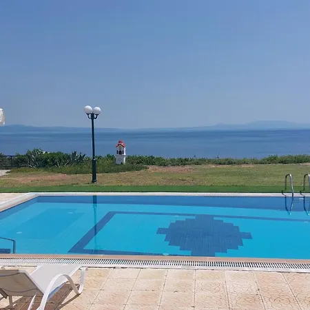 Blue Pastel-cliffside Villa, Shared Pool, Wild Sandy Nearby Holiday home *