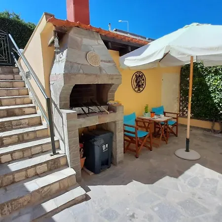 Blue Pastel-cliffside Villa, Shared Pool, Wild Sandy Nearby Feriehus *
