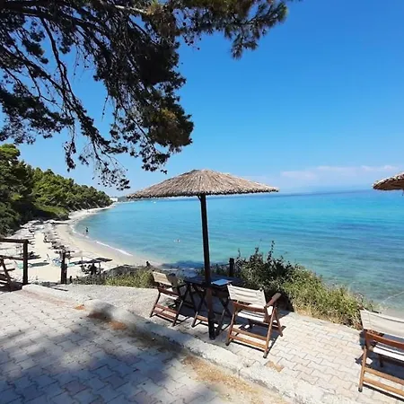 Blue Pastel-cliffside Villa, Shared Pool, Wild Sandy Nearby Feriehus *