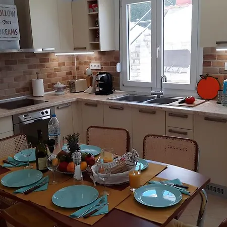 Blue Pastel-cliffside Villa, Shared Pool, Wild Sandy Nearby 別荘