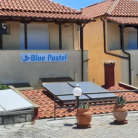 別荘 Blue Pastel-cliffside Villa, Shared Pool, Wild Sandy Nearby ネア・ポティダイア