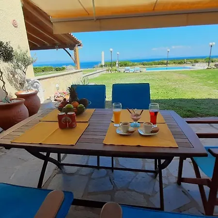 Feriehus Blue Pastel-cliffside Villa, Shared Pool, Wild Sandy Nearby