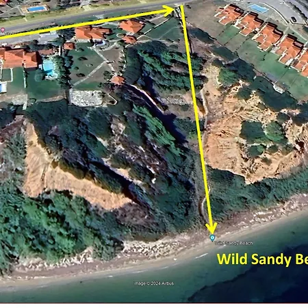 Blue Pastel-cliffside Villa, Shared Pool, Wild Sandy Nearby Casa de Férias