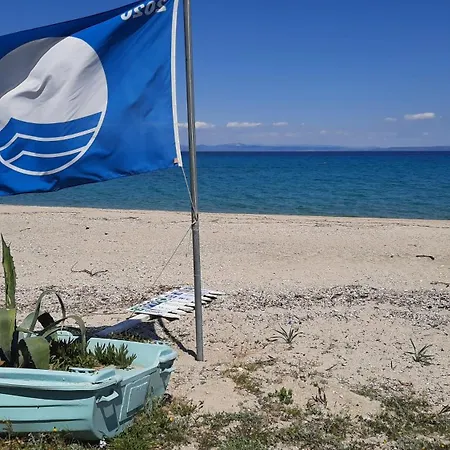 Blue Pastel-cliffside Villa, Shared Pool, Wild Sandy Nearby 別荘