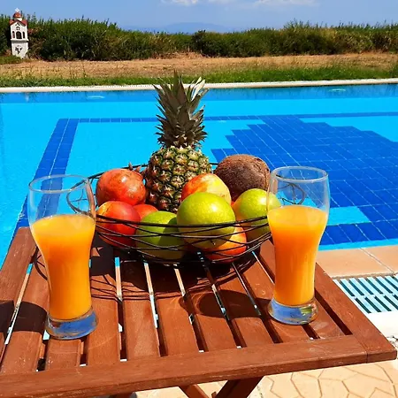 別荘 Blue Pastel-cliffside Villa, Shared Pool, Wild Sandy Nearby ネア・ポティダイア