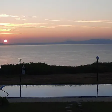 Blue Pastel-cliffside Villa, Shared Pool, Wild Sandy Nearby 別荘 ネア・ポティダイア