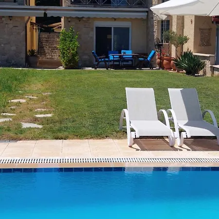 Blue Pastel-cliffside Villa, Shared Pool, Wild Sandy Nearby 別荘 ネア・ポティダイア