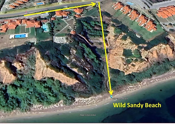 Blue Pastel-cliffside Villa, Shared Pool, Wild Sandy Nearby 펜션