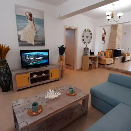 בית נופש Blue Pastel-cliffside Villa, Shared Pool, Wild Sandy Nearby *