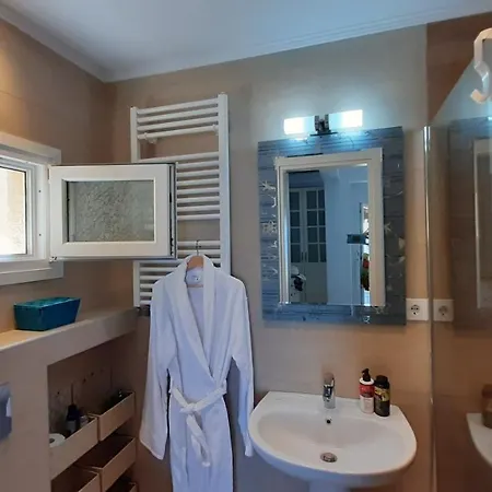 בית נופש Blue Pastel-cliffside Villa, Shared Pool, Wild Sandy Nearby