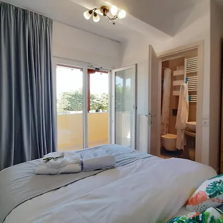 Blue Pastel-cliffside Villa, Shared Pool, Wild Sandy Nearby בית נופש