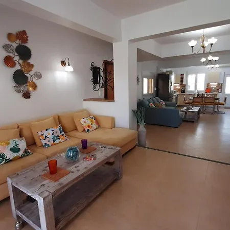 בית נופש Blue Pastel-cliffside Villa, Shared Pool, Wild Sandy Nearby *