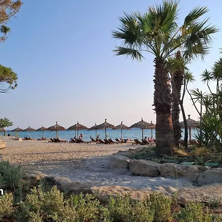 בית נופש Blue Pastel-cliffside Villa, Shared Pool, Wild Sandy Nearby *