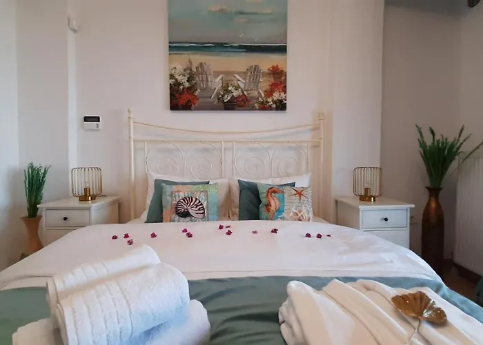 Vakantiehuis Blue Pastel-cliffside Villa, Shared Pool, Wild Sandy Nearby Nea Poteidaia