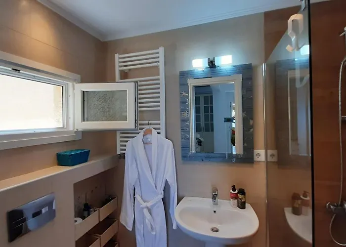 Vakantiehuis Blue Pastel-cliffside Villa, Shared Pool, Wild Sandy Nearby