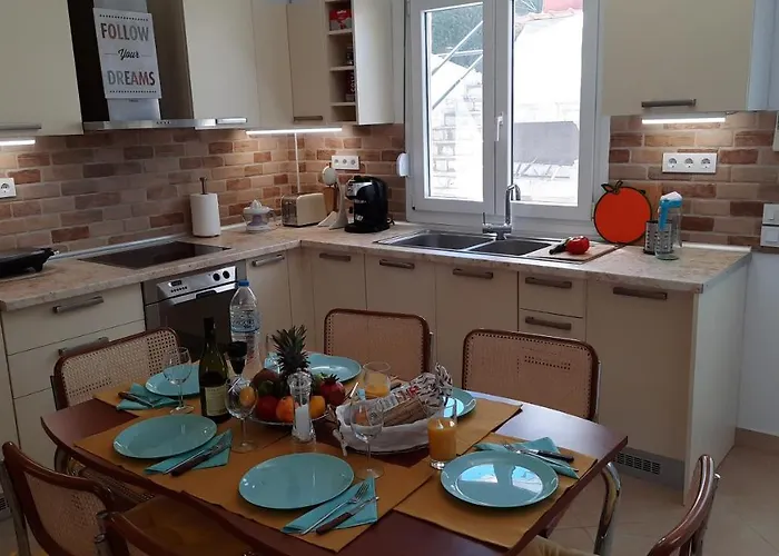 Blue Pastel-cliffside Villa, Shared Pool, Wild Sandy Nearby Vakantiehuis