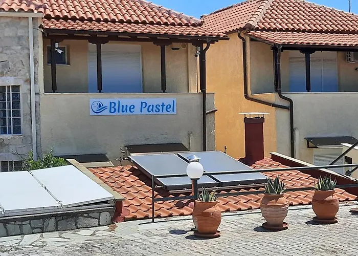 Vakantiehuis Blue Pastel-cliffside Villa, Shared Pool, Wild Sandy Nearby Nea Poteidaia