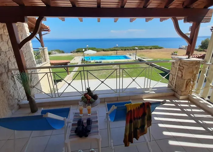 Vakantiehuis Blue Pastel-cliffside Villa, Shared Pool, Wild Sandy Nearby