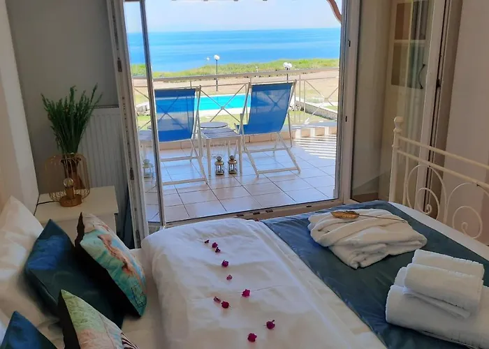 Blue Pastel-cliffside Villa, Shared Pool, Wild Sandy Nearby Nea Poteidaia