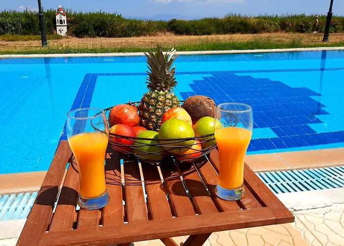 Vakantiehuis Blue Pastel-cliffside Villa, Shared Pool, Wild Sandy Nearby Nea Poteidaia