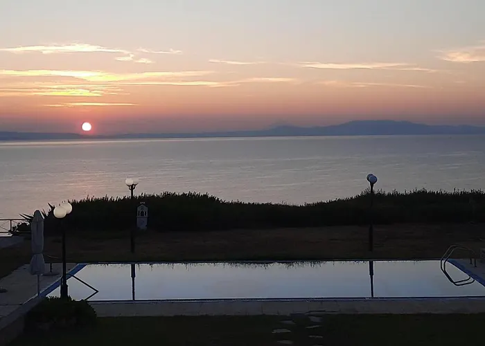 Blue Pastel-cliffside Villa, Shared Pool, Wild Sandy Nearby Vakantiehuis Nea Poteidaia