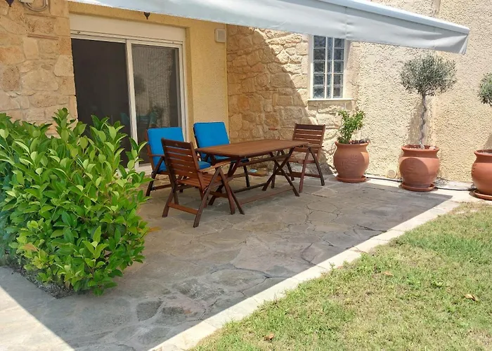 Blue Pastel-cliffside Villa, Shared Pool, Wild Sandy Nearby Vakantiehuis Nea Poteidaia