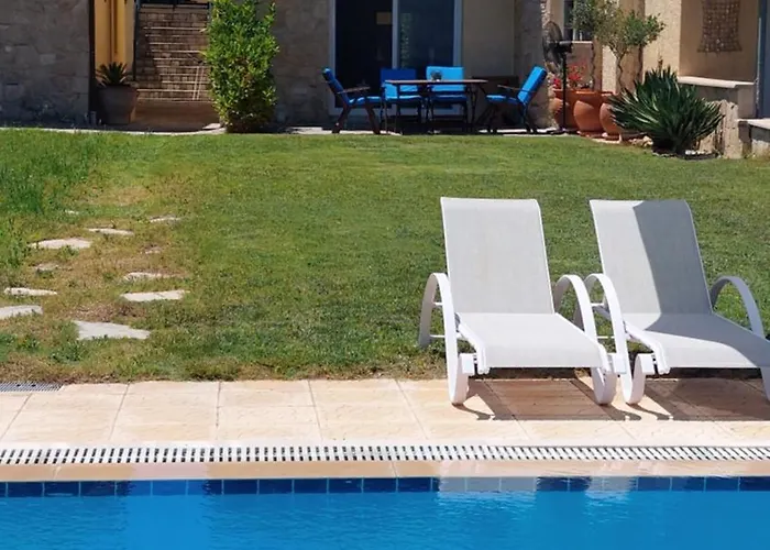 Blue Pastel-cliffside Villa, Shared Pool, Wild Sandy Nearby Vakantiehuis Nea Poteidaia