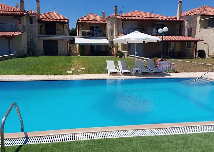Vakantiehuis Blue Pastel-cliffside Villa, Shared Pool, Wild Sandy Nearby Nea Poteidaia